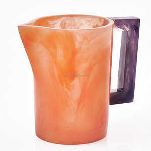 Carafe élégante en résine avec poignée confortable, écologique, compatible micro-ondes, pour servir l'eau, les jus et les boissons à la table. - Product Image 6