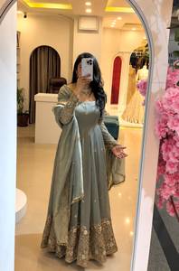 Vestido de fiesta de diseñador con bordado de lentejuelas, de seda crujiente, con falda y dupatta, completamente cosido, listo para usar. - Product Image 1