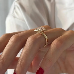 Anillo de Compromiso para Mujer con Diamante Cultivado en Laboratorio, Corte Esmeralda, Diseño Único, Engaste de Bisel, 5MM, Oro Amarillo de 14k, Certificado IGI, en Oferta - Product Image 3