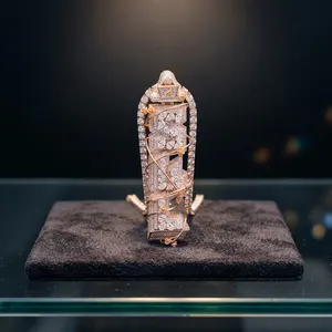 Colgante de Piedras de Moissanita Geométricas con Piedras de Corte Princesa Engastadas en Canal, Diseño Temático en Oro Rosa, Amuleto de Lujo, Joyería Unisex para Fiestas - Product Image 3