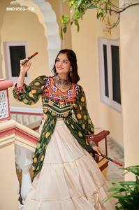 Lehenga Crème en Coton Pur de Créateur avec Dentelle Rubanée et Volants Évasés - Blouse Fantaisie Brodée et Imprimée - Exportateur Indien - Product Image 3
