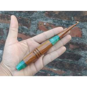 Outil de crochet en bois naturel et résine pour les projets créatifs de broderie artisanale, de point de croix et de travaux d'aiguille - Product Image 5