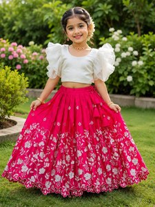 Conjunto de Lehenga Choli de Bollywood para Niñas al por Mayor: Top Corto Blanco con Volantes y Falda de Seda Naranja y Rosa con Estampado Floral Intenso para Fiesta - Product Image 4
