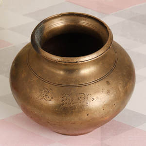 หม้อน้ำทองเหลือง Lota สีทองแบบดั้งเดิมแฮนด์เมดสำหรับจัดเก็บหม้อทรงกลมของตกแต่งบ้านของขวัญชิ้น SNG-577 - Product Image 1