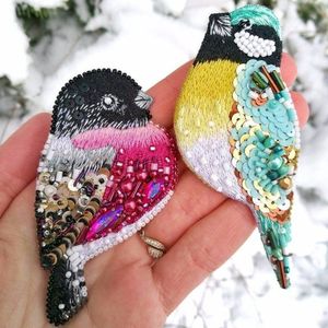 Broche Bordado Exclusivo con Cuentas, Joyería de Diseño Hecha a Mano, Regalo para Mujer - Product Image 4