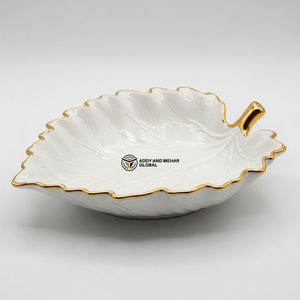 Bandeja Decorativa Elegante de Cerámica Blanca con Detalles Dorados en Forma de Hoja para Joyas, Adornos, Bocadillos o Centro de Mesa - Product Image 1