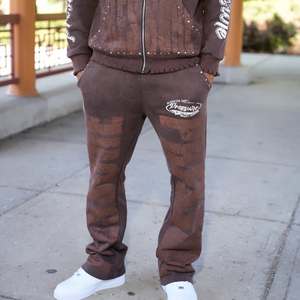 Ensemble survêtement marron à capuche pour homme, sweat-shirt et pantalon à fermeture éclair intégrale, style streetwear avec logo imprimé et poches latérales, idéal pour l'automne - Product Image 5