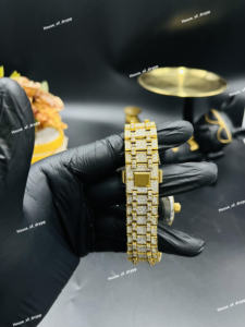 Reloj de pulsera unisex con diamantes de moissanita en acero inoxidable, con esfera redonda con diamantes incrustados. - Product Image 4