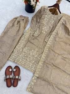 Présentation de la nouvelle collection de créateurs en soie avec broderies lourdes et travail de codage séquentiel, ensemble haut-bas et dupatta. - Product Image 5