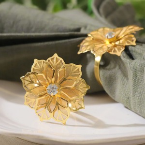 Porte-serviettes de luxe en or métallique avec accent en strass pour dîner formel – Ronds de serviette sophistiqués en maille florale en forme de pétale - Product Image 3