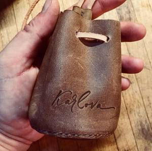 Monedero de Cuero Hecho a Mano KarlOva, Forma Natural, Bolsa con Cordón, Estilo Rústico, Artesanía - Product Image 1