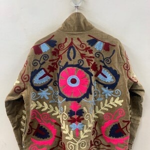 Chaqueta de terciopelo bordada Suzani de moda, abrigo étnico bohemio chic hecho a mano, ropa de abrigo de estilo vintage para fiestas - Product Image 3