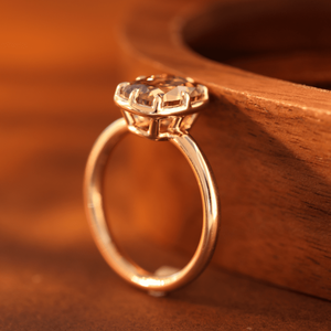 แหวนหมั้นเพชรเม็ดเดี่ยวทรงยาว 2.5 กะรัต สีน้ำตาล ผลิตในห้องปฏิบัติการ ดีไซน์แบบ Old Mine Cut ตัวเรือนทอง 14K ประดับเพชรทรง Cushion แบบโบราณ - Product Image 4