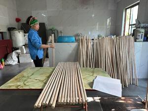 Manche de balai en bois d'eucalyptus naturel 120 cm x 22 mm, finition lisse, avec filetage en bois italien et capuchon de suspension en plastique - Product Image 4