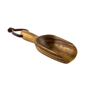 Cuchara de Madera de Suar de Grado Alimenticio con Cordón de Cuero de Cinco Centímetros, Color Marrón Claro, Longitud de Quince Centímetros, Ancho de Cinco Centímetros - Product Image 1