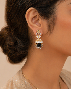 Boucles d'oreilles pendantes vintage en alliage de zinc plaqué or, perle naturelle, pierre d'onyx, accents de diamants, bijoux de mariage pour femmes, design en forme de cloche - Product Image 1