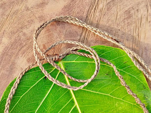 สร้อยคอทำมือสไตล์โบโฮประดับด้วยพลอยลาบราดอไรต์สีน้ำเงิน พร้อมจี้ปรับขนาดได้ ทำจากเส้นใยธรรมชาติ เสริมพลังบำบัด - Product Image 4