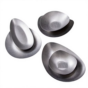 Service de table moderne de luxe en métal irrégulier, assiettes et bols en acier inoxydable poli argenté pour réceptions et dîners - Product Image 6