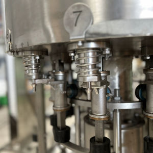 Máquina Automática 3 en 1 para Enjuague, Llenado y Tapado de Botellas de Plástico para Bebidas con Control Digital del Motor - Product Image 1