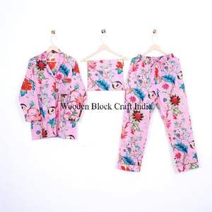 Ensemble de pyjama élégant pour femmes avec col rabattu, motif floral, 100% coton, doux et respirant, pour la nuit - Product Image 6