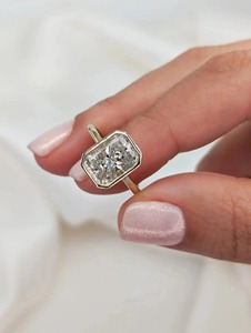 Elegante Anillo de Diamante Cultivado en Laboratorio con Corte Radiante en Oro Amarillo de 14K, con Certificado IGI y Claridad VVS para Mujer - Product Image 2