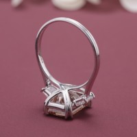 Bague de luxe en or 14 carats avec diamant de laboratoire rose pêche taille radiant certifié IGI, trois pierres et diamants latéraux trapézoïdaux, pour mariage et fiançailles