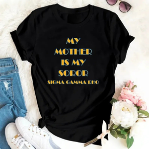 T-shirt personnalisé « Ma mère est ma soror » pour femme, noir, imprimé graphique, manches courtes, col rond, en coton, pour sororité grecque, famille, décontracté - Product Image 1