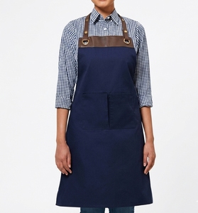 Delantal unisex de algodón azul marino con correas de cuero marrón y bolsillos frontales para uso en restaurantes, bares y cocinas. - Product Image 1