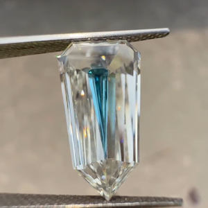 Diamante suelto de laboratorio con corte baguette cónico antiguo, pulido, grado de corte EX, dureza 10/10, forma de daga alargada, centro azul - Product Image 3
