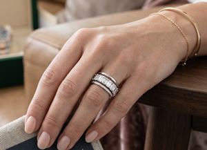 แหวนแพลตตินั่มทรงมรกต ประดับเพชรแบบพาเว่เต็มวง ขนาด 4.4 มม. ได้รับการรับรองจาก IGI ดีไซน์ทันสมัย เหมาะสำหรับงานแต่งงาน ครบรอบแต่งงาน หรือเป็นของขวัญสำหรับทุกเพศ - Product Image 3