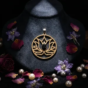 Pendentif tendance pour femme en laiton plaqué or et argent, motif lotus, taille 38x38MM, pour exportation en gros depuis l'Inde - Product Image 5