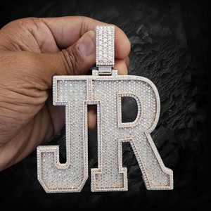 จี้เพชรโมอิสซาไนต์เงินแท้ 925 รูปตัวอักษร JR ดีไซน์แบบ Iced Out สไตล์ฮิปฮอป สร้อยคอพร้อมจี้ชื่อสั่งทำได้ - Product Image 1