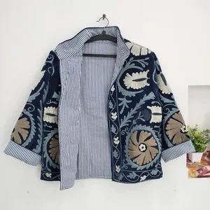 Veste bohème vintage en velours bleu marine brodée Suzani pour femme, col montant, motif floral fait main, manteau d'automne - Product Image 1