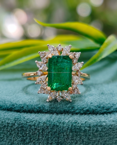 แหวนเพชรพลอยสีเขียวมรกตประดับเพชรด้านข้างในทองคำขาว ดีไซน์หรูหราสำหรับงานหมั้นและงานแต่งงาน ของขวัญเครื่องประดับชั้นดีสำหรับผู้หญิง - Product Image 1