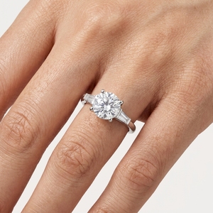 Anillo de Compromiso de Diamante Redondo Brillante de Platino con Halo y Diamantes Laterales, Certificado IGI, Estilo Clásico para Mujer - Product Image 5