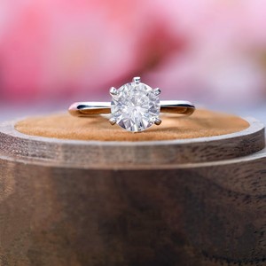 Anillo de Compromiso de Lujo Drop Halo con Moissanita en Engaste Micro Pavé, Plata 925 para Mujer - Product Image 1