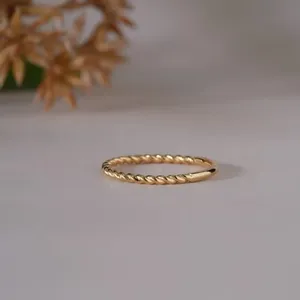 Bague élégante en or jaune torsadée pour femme, style minimaliste, cadeau de mariage, de fiançailles ou d'anniversaire, bijoux fins de luxe - Product Image 6