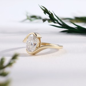 Anillo de compromiso de oro amarillo con diamante de corte ovalado, banda solitaria contemporánea de medio bisel con diseño en espiral, joyería fina nupcial para boda - Product Image 2