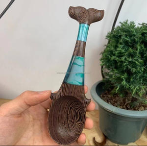 Cuillère de service en bois et en résine écologique au design de poisson incurvé unique classique pour les mariages artisanat artisanal - Product Image 1