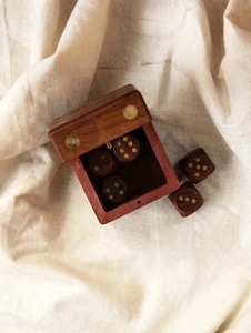 Ensemble de dés en bois personnalisés et gravés, très demandés, multifonctionnels pour jeux de société, disponibles - Product Image 6