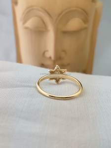 แหวนรูปดาวประดับเพชรทรงกลม ดีไซน์ธรรมชาติสุดหรูหราด้วยทองคำสีเหลือง พร้อมประกายระยิบระยับ เหมาะสำหรับสวมใส่ในชีวิตประจำวันหรือมอบเป็นของขวัญ - Product Image 2