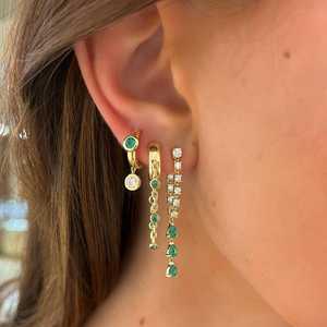 Boucles d'oreilles créoles pendantes Huggies en or massif 14k 18k avec diamant de laboratoire rond et émeraude sertie clos, de luxe, à charnière, Fabricant de bijoux - Product Image 5
