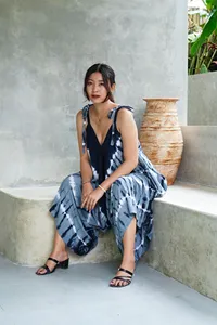 Combinaison Bohème Bleue Tie-Dye pour Femme, Sans Manches, Col en V, Coupe Ample et Fluide, Style Kaftan, Jambes Larges, Tenue de Plage - Product Image 2