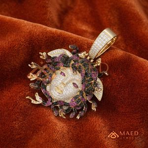 จี้เมดูซ่าทองคำ 18K ประดับเพชร VVS มอยส์ซาไนต์ / สร้อยคอรูปหัว จิวเวลรี่ฮิปฮอป งานสั่งทำพิเศษ หรูหรา โดดเด่น แฟชั่นฮิปฮอป - Product Image 2