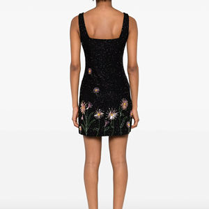 Robe de soirée élégante pour femme, bustier orné de perles, sans manches, coupe droite, longueur genou, pour soirée, bal ou événement. - Product Image 1