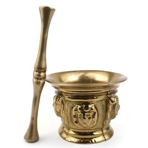 Mortier et pilon en laiton au design antique pour moudre les épices, les herbes et préparer des mélanges ayurvédiques à base de plantes - Product Image 2