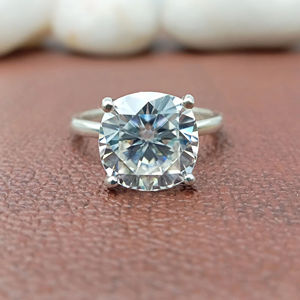 Bague solitaire personnalisée en or massif 14 carats avec diamant VVS de 2 carats de taille coussin, cultivé en laboratoire, certifié IGI – Cadeau d'anniversaire tendance - Product Image 1