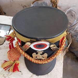 Réplique du casque Shako napoléonien français, souvent fabriqué en matériaux tels que le cuir. - Product Image 3