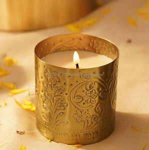 Portavelas votivo de hierro con artesanía fina y acabado envejecido diseñado para complementar las casas de estilo victoriano - Product Image 1