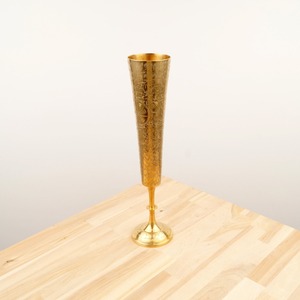 Vase en métal gravé au design traditionnel en forme de verre, finition dorée, pièce décorative idéale pour la décoration de table à la maison, accent de luxe - Product Image 1